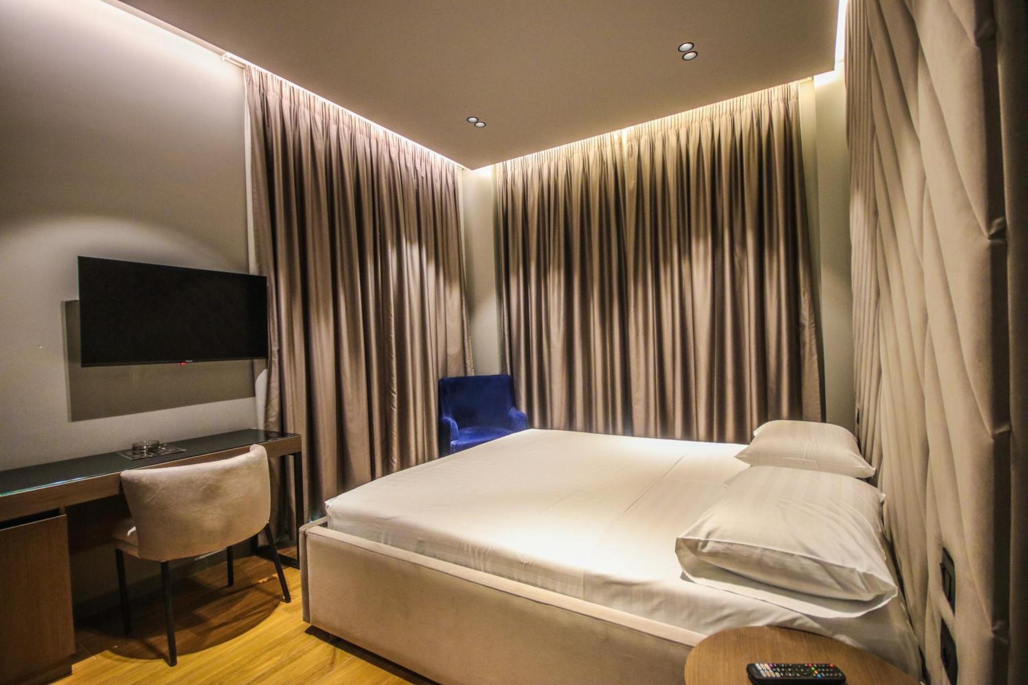 Atrium Love hotel