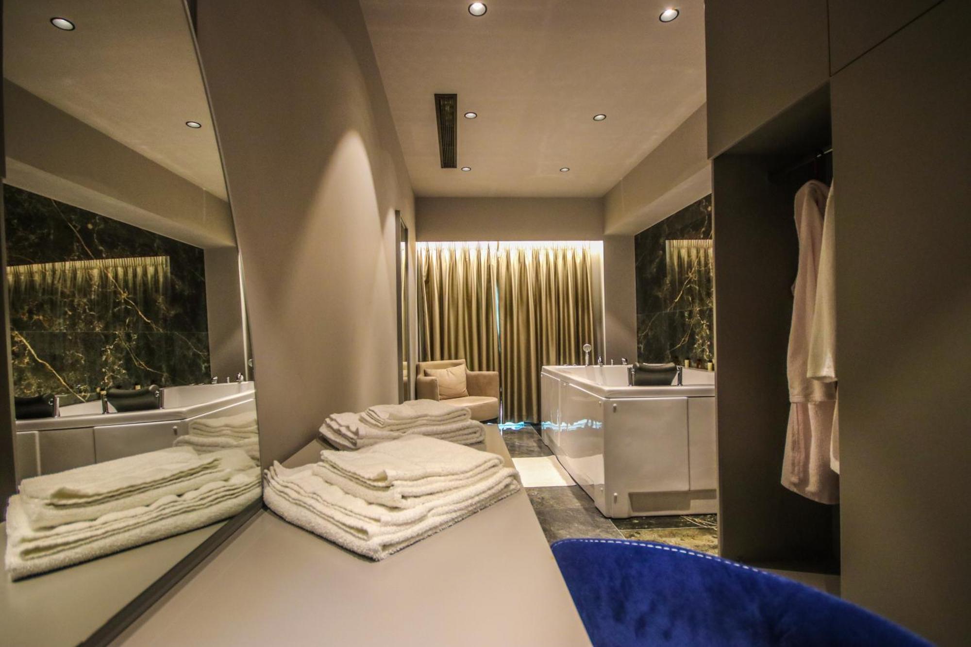 Atrium Love hotel